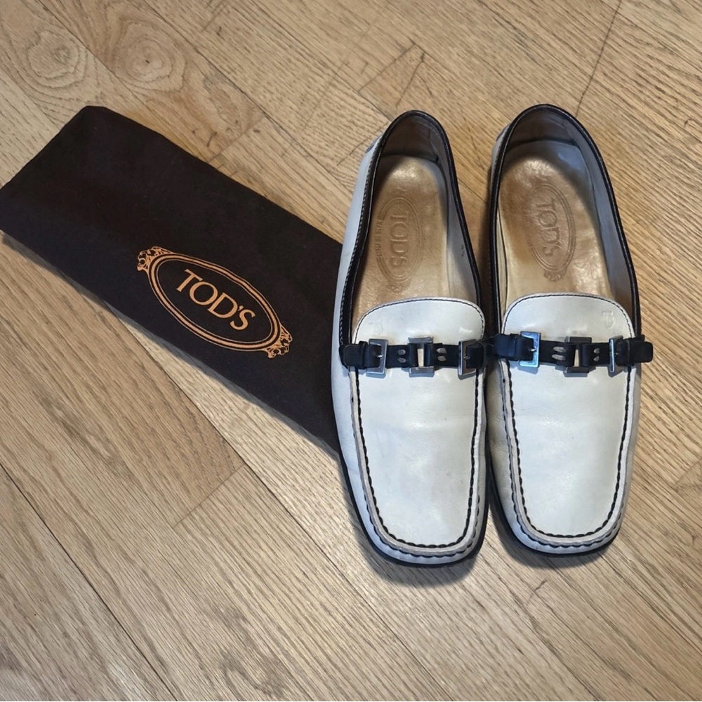 Tod's women's Cream Leather Driving Loafers Size 8.5 Buckle Detail Dust Bag